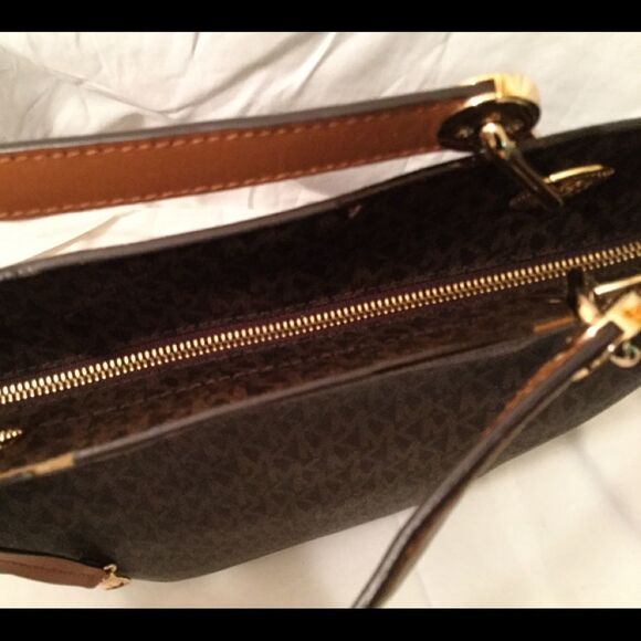 MICHAEL KORS LARGE ZIPPER TOTE MK LOGO SIGNATURE RAVEN - Picture 5 of 16